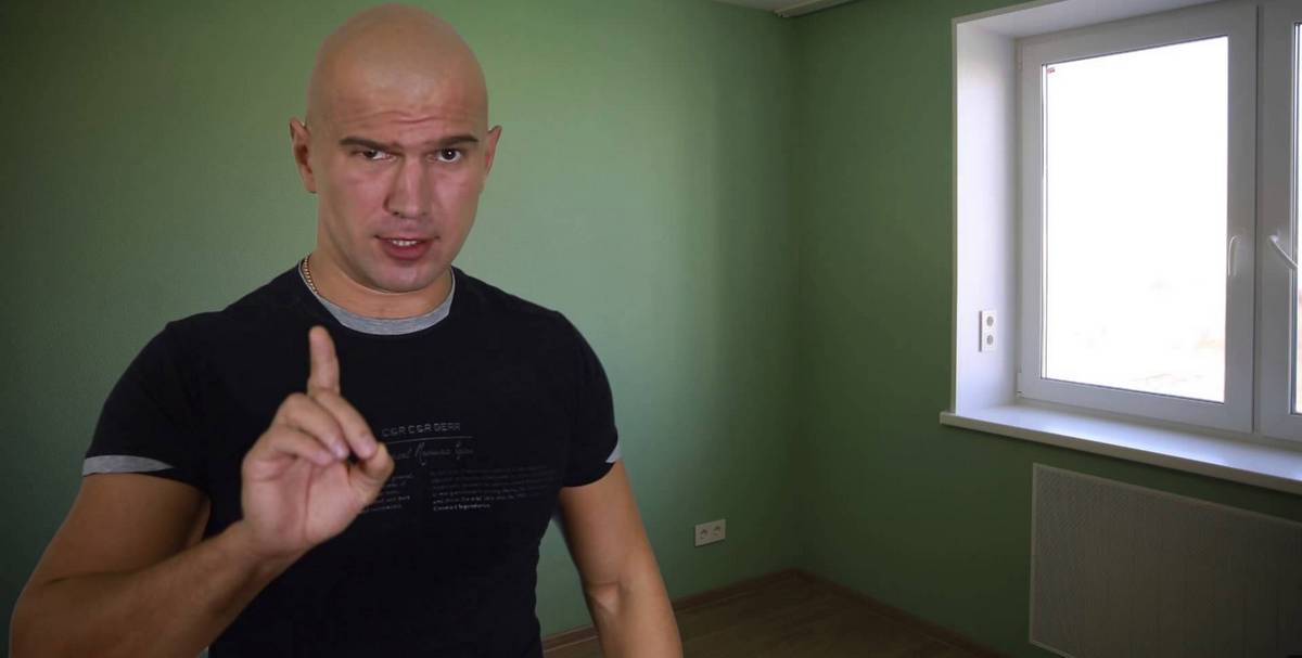 мужчина на фоне окна