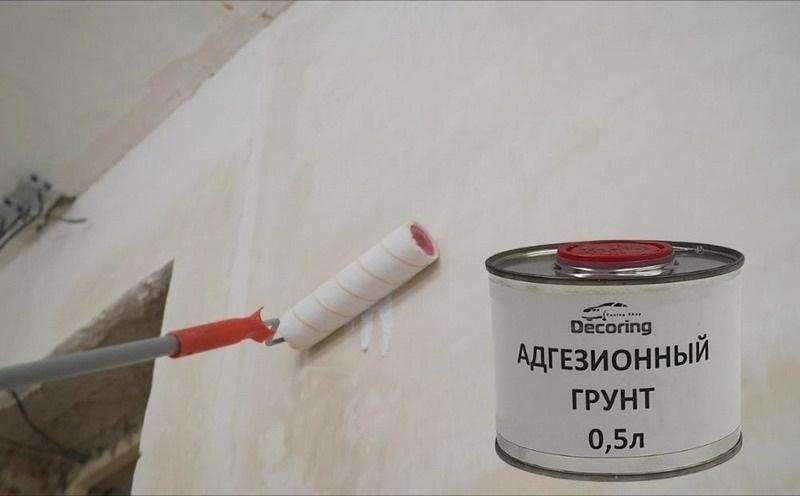 Адгезионная грунтовкаглубоко проникает в структуру материала, укрепляет основание, склеивая мелкие частицы