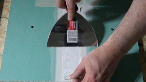 Аккуратно разглаживают и выравнивают, плотно утопив в составе