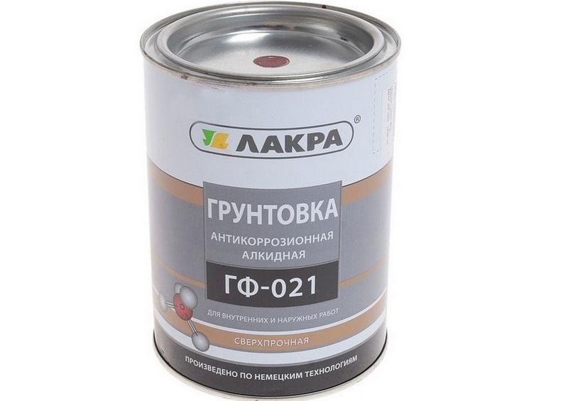 Алкидная грунтовка укрепляет структуру поверхности и защищает ее от образования грибка, плесени