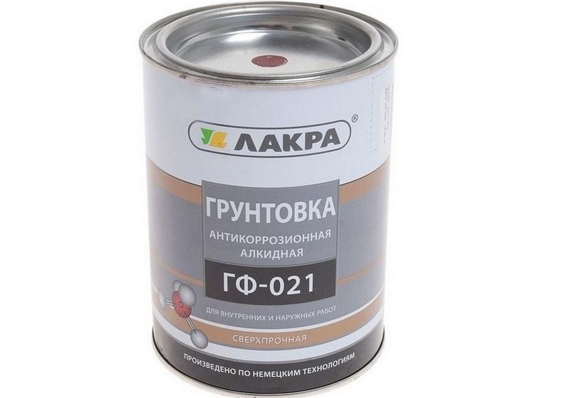 Алкидный грунт делает основание стойким к износу, не дает развиваться коррозии на металле