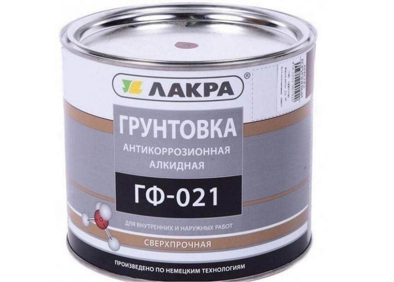 Алкидный грунт заполняет собой небольшие отверстия и трещины, делает поверхность более крепкой