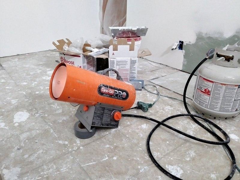 Чтобы ускорить процесс высыхания грунтовки, можно использовать нагреватели воздуха