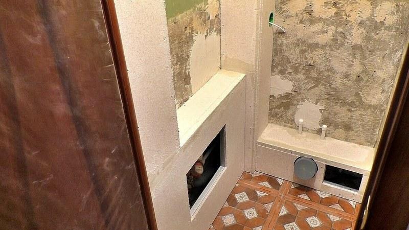 Чтобы закрыть трубы в санузле, следует выбрать качественный вариант перегородки
