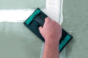 Дать составу высохнуть и затем произвести шлифовку с помощью наждачной бумаги