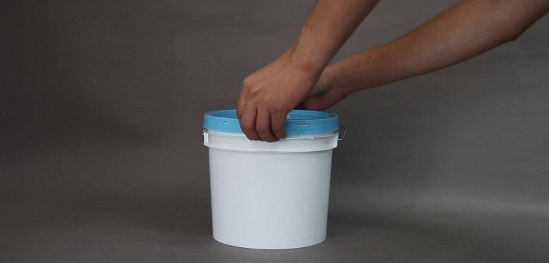 Для исключения доступа воздуха к грунтовке, ее необходимо накрыть полиэтиленовой пленкой и плотно закрыть крышкой