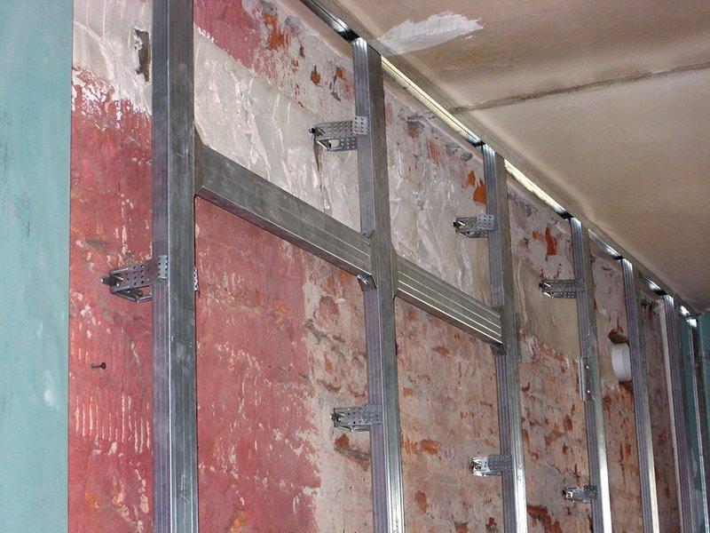 Для использования в пожароопасных помещениях подойдет металлический профиль с защитой от перегрева и деформации