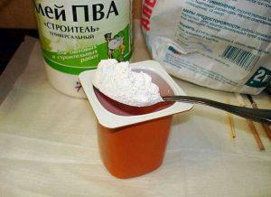 Для лепки понадобится гипс с водой и клей ПВА