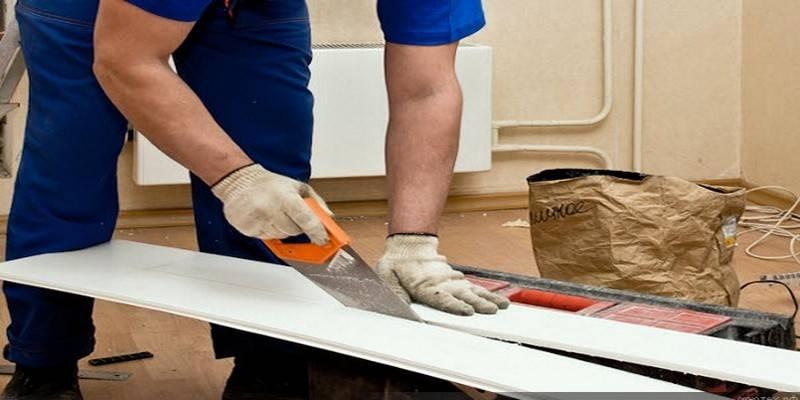 Для обрезания гипсокартонного листа используют ножовку или лобзик