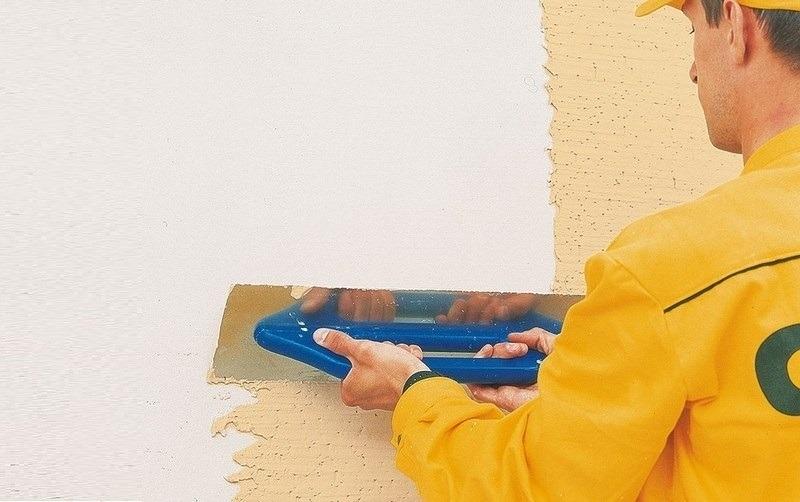 Для получения рисунка «короед» используют смесь текстурной консистенции с добавками мелкой мраморной крошки