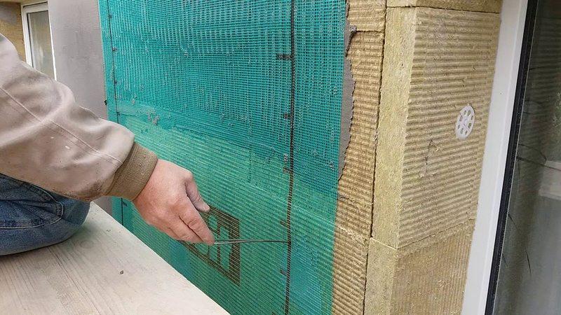 Для укрепления основания производят армирование фасада