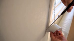 Для усиления сцепки на стену под стыком наклеивается бумажная лента