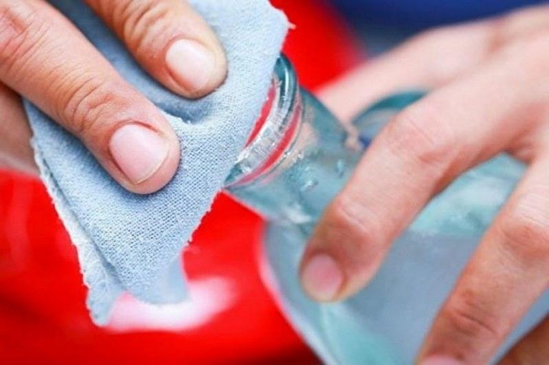 Если грунтовка на акриловой основе сильно въелась в поверхность, ее нужно удалять бензином