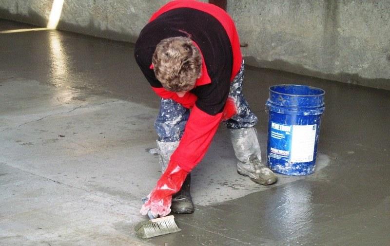 Если планируется использовать гидроизоляционный материал, то грунтовать бетонную поверхность не нужно