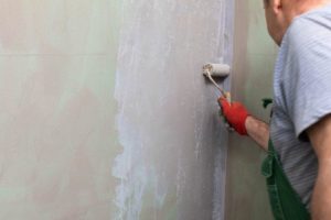 Если стены выполнены из другого материала, то их покрывают грунтовкой глубокого проникновения