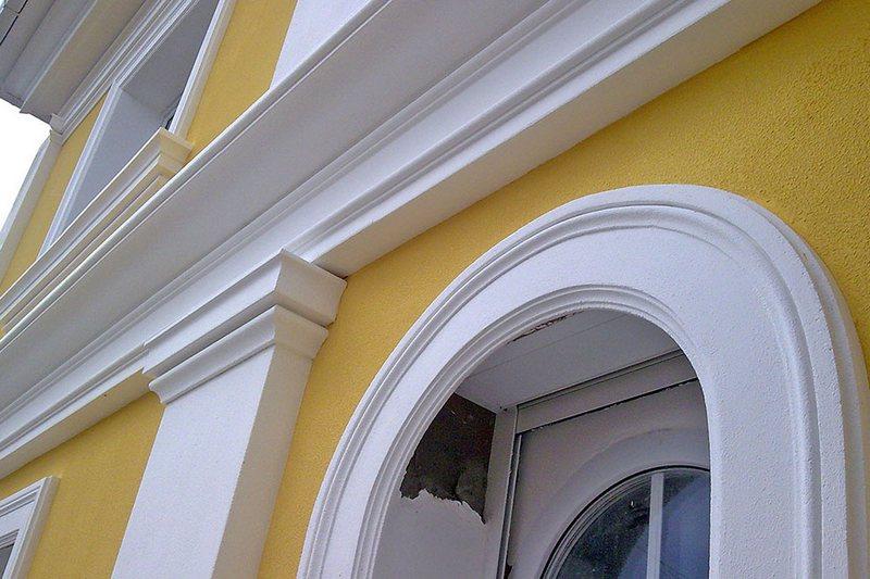 Фасадная лепнина из стеклопластика долговечна, износоустойчива благодаря химическим свойствам соединения