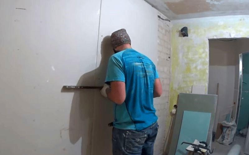 Гипсокартонные листы дают возможность произвести выравнивание стеновых и потолочных поверхностей