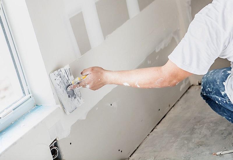 Гипсокартонные основания рекомендуется шпатлевать полностью