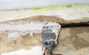 Глубокие впадины наполняют стекловолокном, затем сверху наносят штукатурную смесь