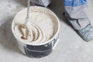 Готовят раствор штукатурки