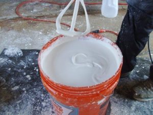 Готовый состав имеет консистенцию густой сметаны