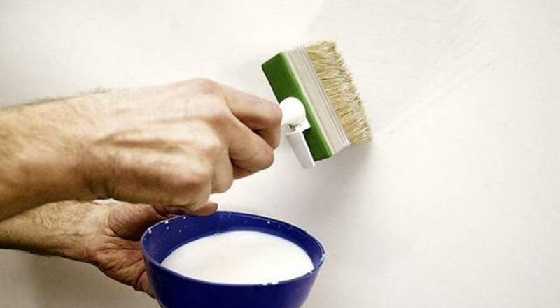 Грунтование снижает впитывающую способность стен и делает расход краски меньше