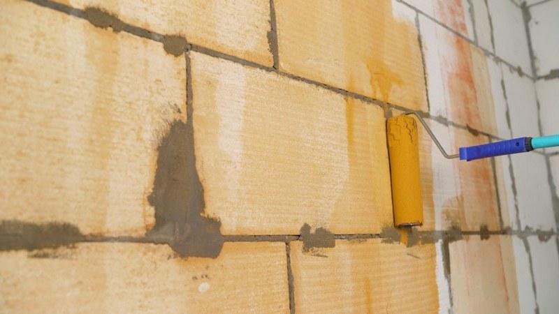 Грунтованный пенопласт имеет ряд преимуществ, в том числе и экономию наносимых на него в последствии растворов