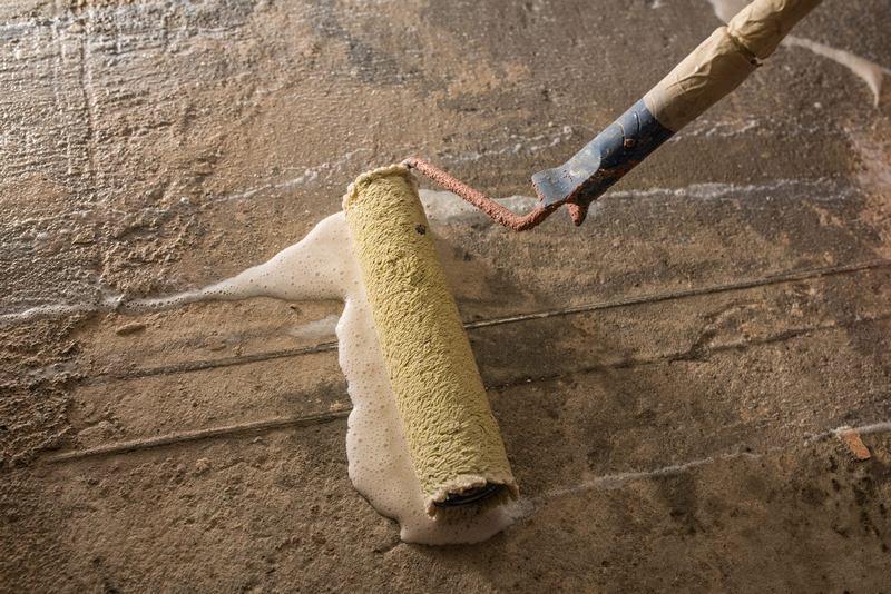 Грунтовку на пол следует наносить не менее чем в два слоя