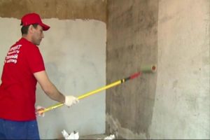 Грунтуют поверхность стены