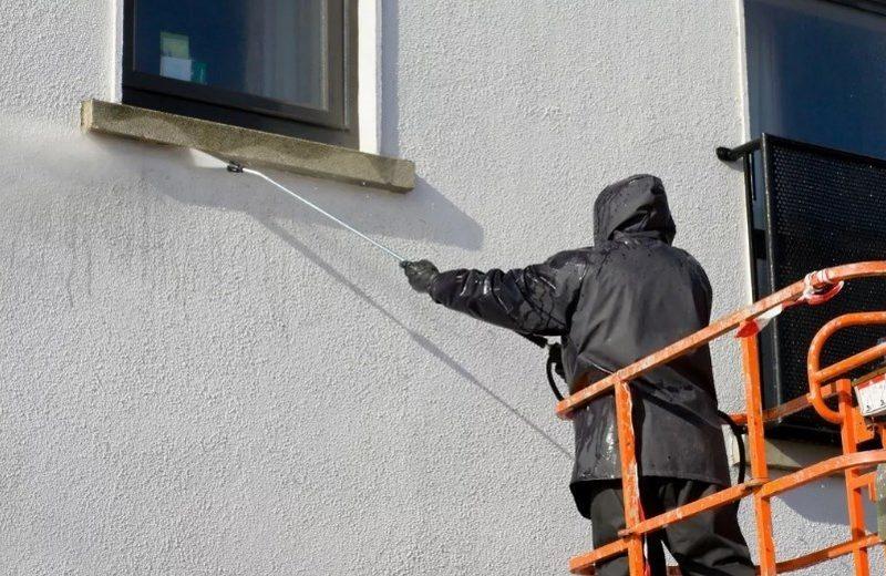 Грязь и пыль с фасада, покрытого минеральной штукатуркой, можно отмыть струей воды под напором, используя шланг