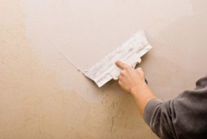 Шпатель следует держать всей рукой, чтобы было комфортно работать