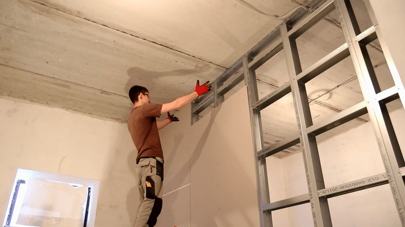 Каркасный метод крепления гипсокартона - трудоемкий и дорогой