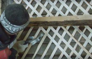 Крепят простильный слой к основанию гвоздями, вбивая их не до конца