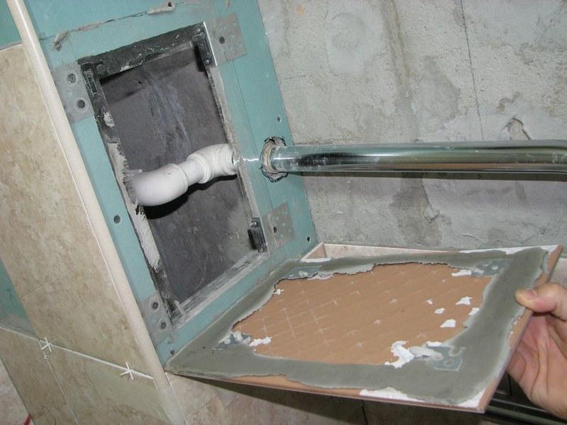 Крышку люка рекомендуется крепить на магнитные замки, чтобы иметь доступ к зашитым в коробе трубам