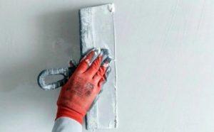 Место бывшего стыка шпаклюют инструментом с широким полотном