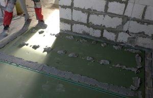 На края изнаночной стороны листа наносят клей