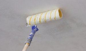 На основание наносят основной слой с помощью валика с мягким ворсом