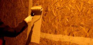 На поверхность плит грунт наносится с помощью валика