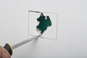 На заплатке по намеченному контуру делают надрез и обламывают