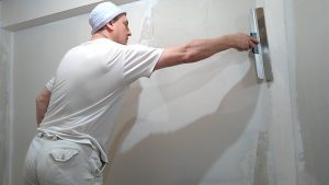 Нанесение на всю поверхность стартовой или универсальной шпаклевки