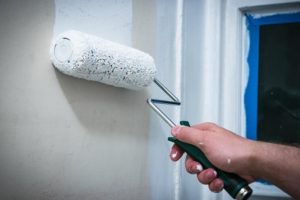 Наносят грунтовку на первый слой шпаклевки