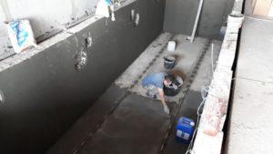 Наносят штукатурку на пол