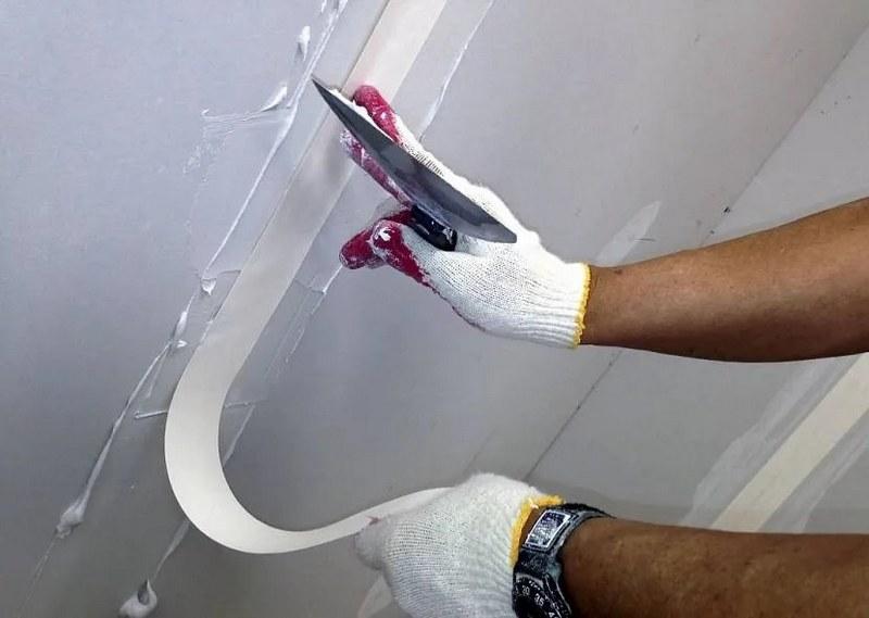 Необходимо тщательно закрыть стыки между листами гипсокартона