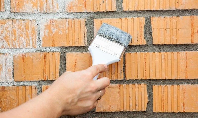 Облицовочный керамокирпич грунтуют для предотвращения появления высолов