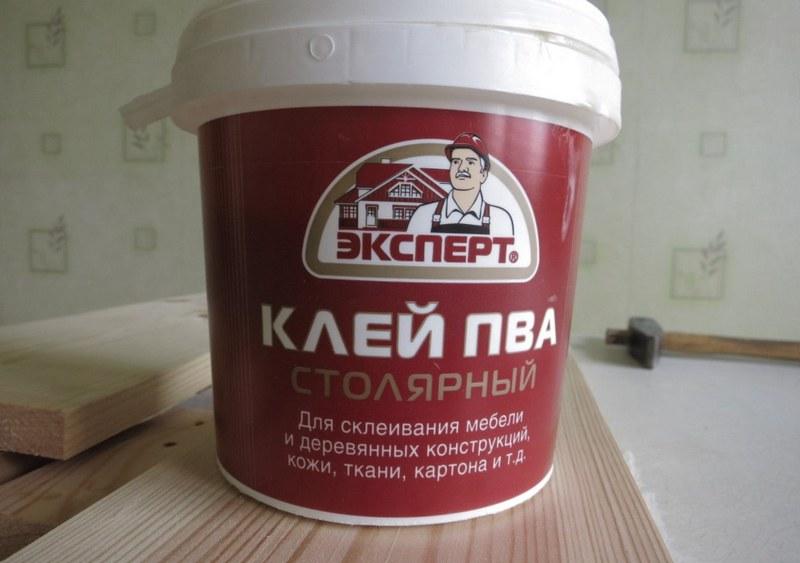 Основной ингредиент самодельной грунтовки – строительный клей ПВА, способный глубоко проникать в поры и трещины