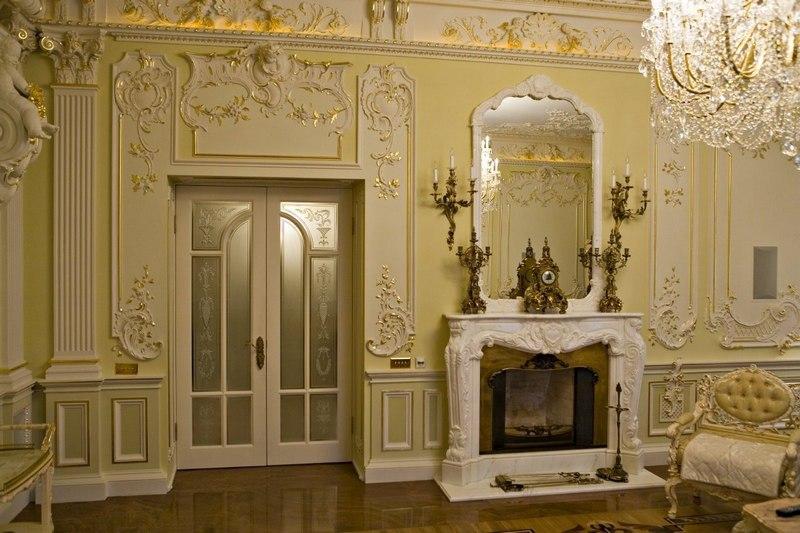 Отделка интерьера помещений в стиле рококо с применением гипсовой лепнины