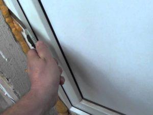 Пену срезают с небольшим углублением обойным ножом