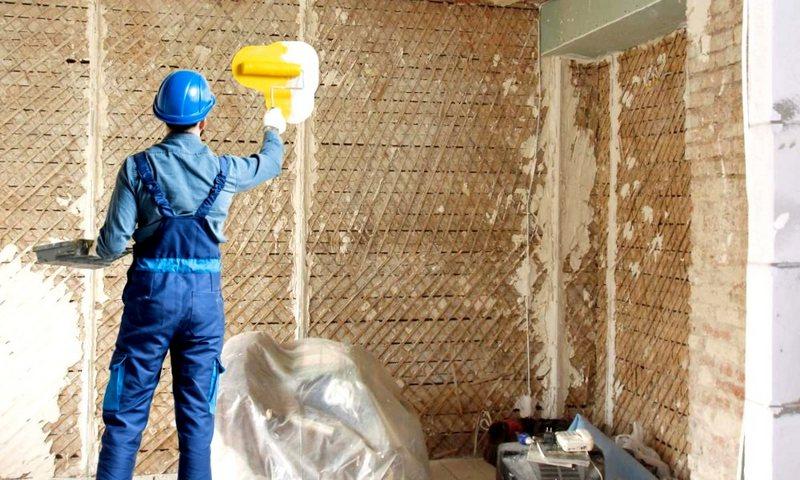 Перед оштукатуриванием следует произвести грунтовку дранки