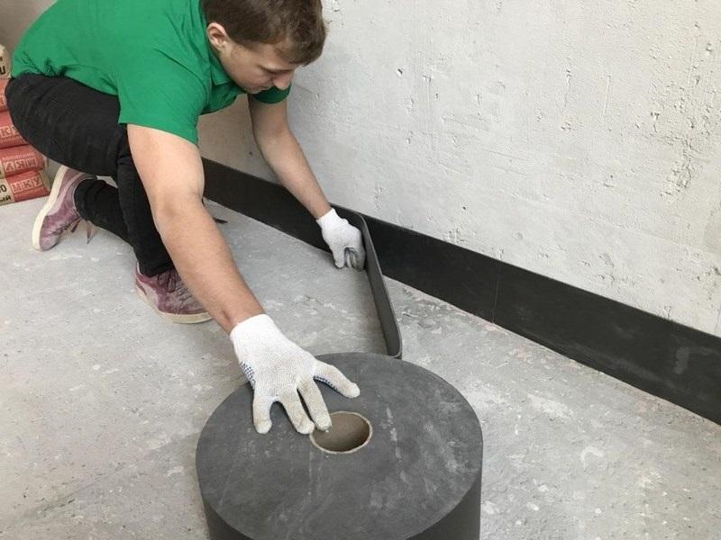 Перед укладкой стяжки по всему периметру помещения укладывают демпферную ленту