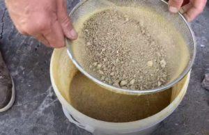 Песок просеивается на сите с ячейками 2-3 мм
